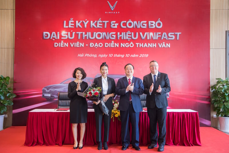 Diễn vi&ecirc;n, đạo diễn Ng&ocirc; Thanh V&acirc;n chụp h&igrave;nh c&ugrave;ng ban l&atilde;nh đạo VinFast sau lễ k&yacute; kết v&agrave; c&ocirc;ng bố đại sứ thương hiệu VinFast.